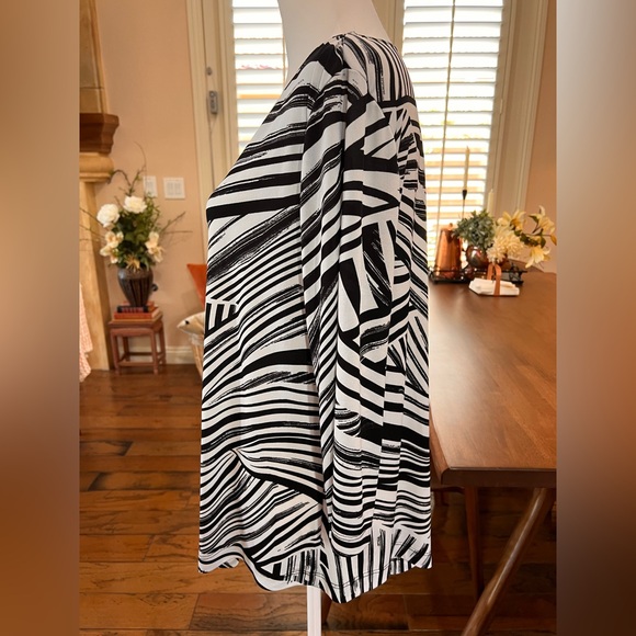 Abstract Print Asymmetrical Hem Tunic Top Artsy Flowy Made in USA Sz XL Chico’s - Picture 8 of 9